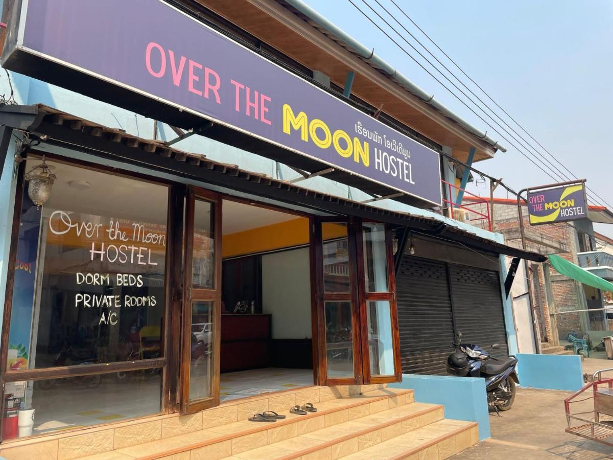 Over The Moon Hostel Ban Houayxay Eksteriør billede