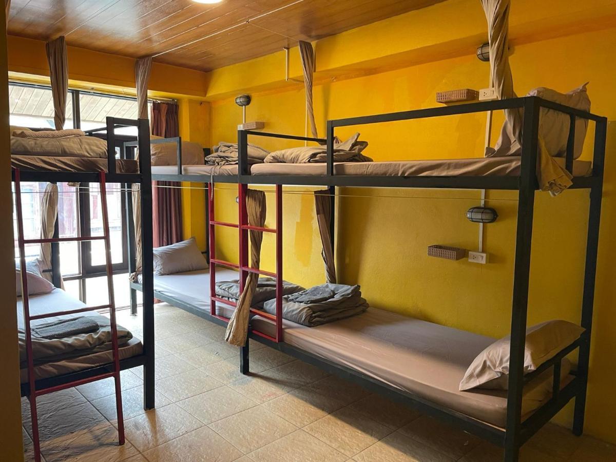 Over The Moon Hostel Ban Houayxay Eksteriør billede